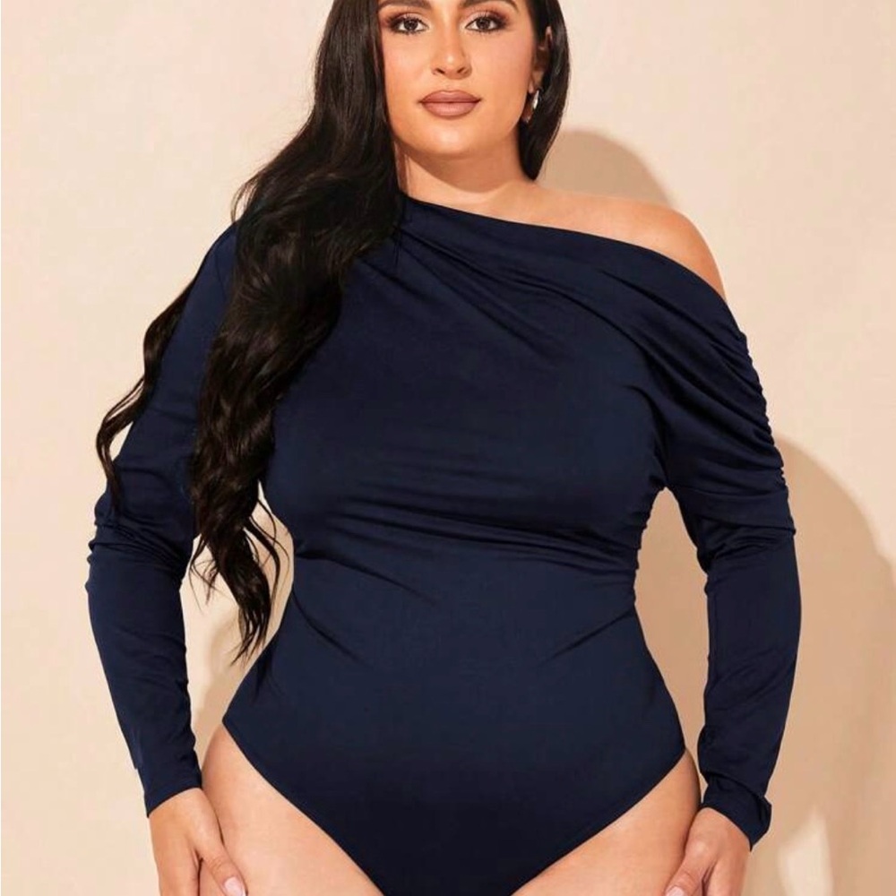 Elegant Navy One-Shoulder Swimsuit
